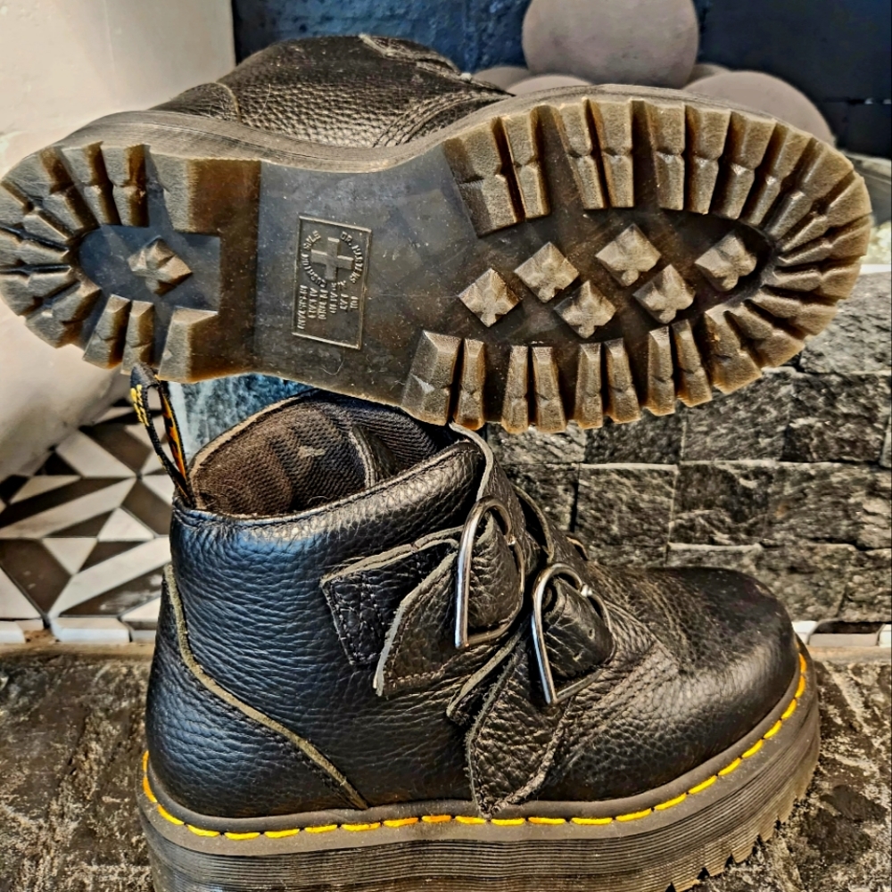 Dr Martens Devon Heart Black Boot